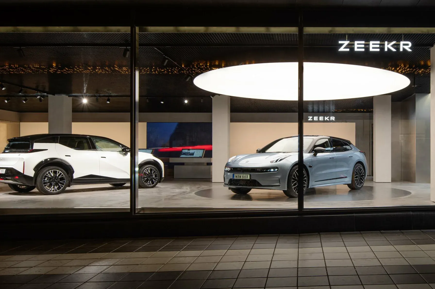 Izbaudi elektromobilitātes spēku. Ļaujies aizraut unikālai luksusa un veiktspējas kombinācijai.
